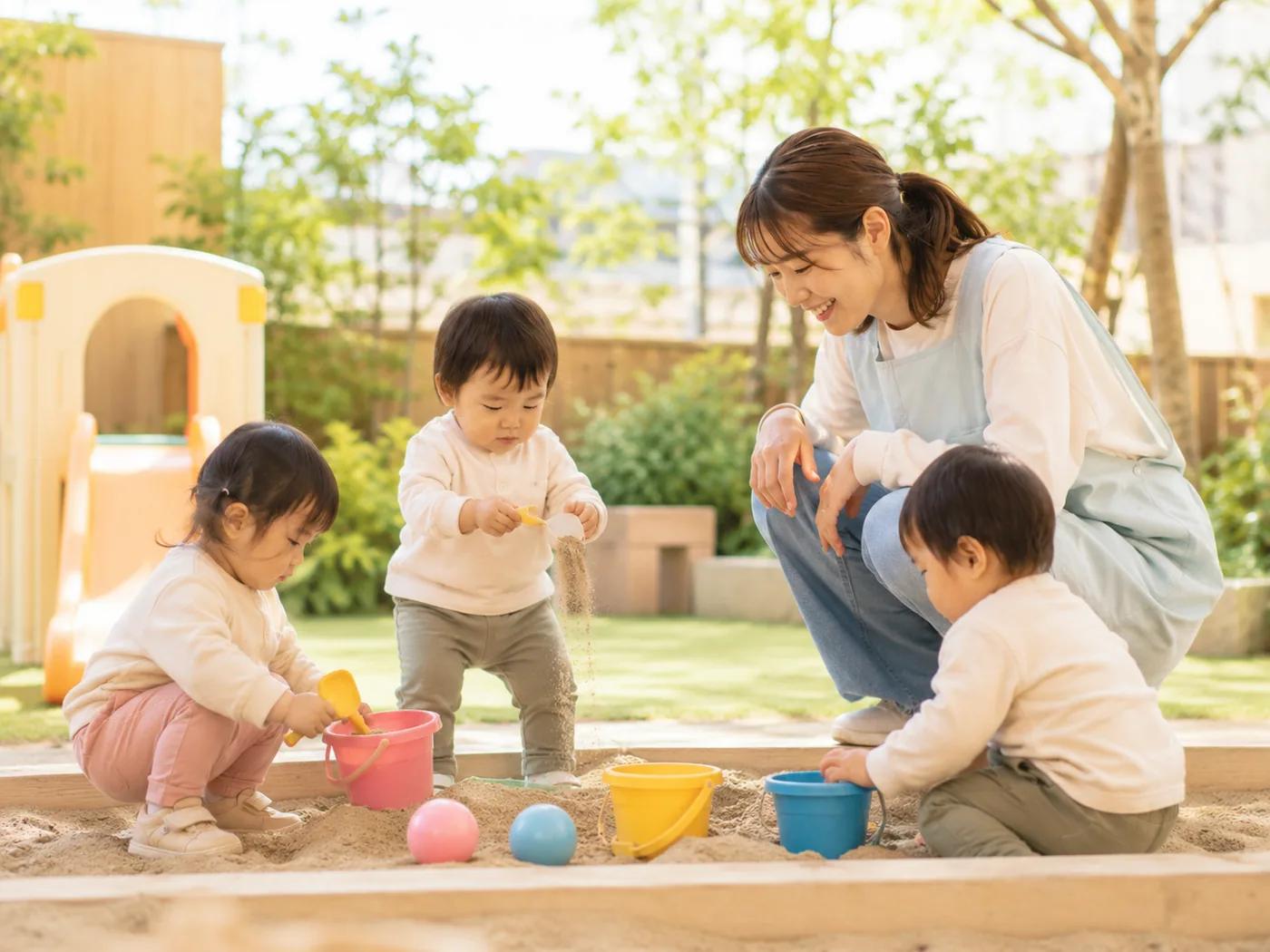 外あそびを楽しむ子どもたち